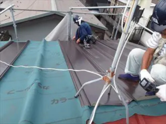 ガルバリウム鋼板屋根を施工する様子